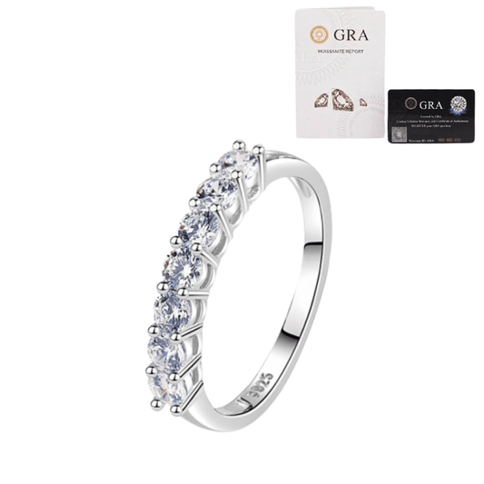 Anel meia aliança com 7 pedras de Moissanite em prata 925, vista frontal sobre fundo branco Certificado GRA