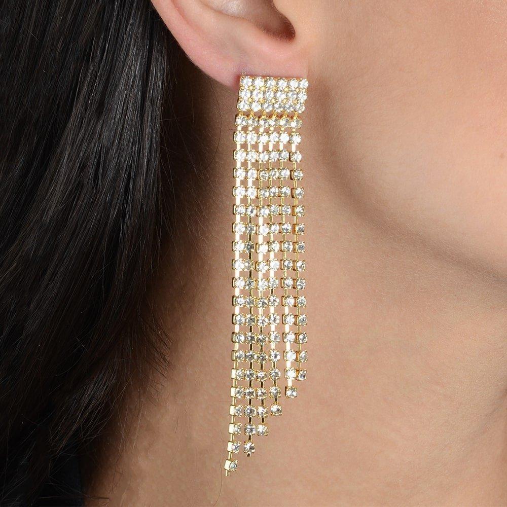 Modelo com Brinco Dourado de Luxo com 123 Pedras de Strass