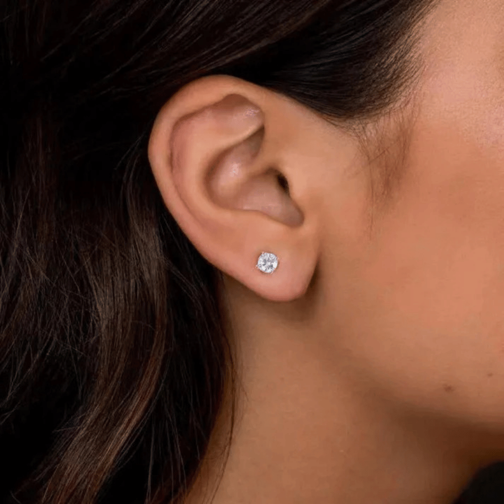 Modelo de perfil usando brinco solitário clássico com pedra Moissanite em prata 925