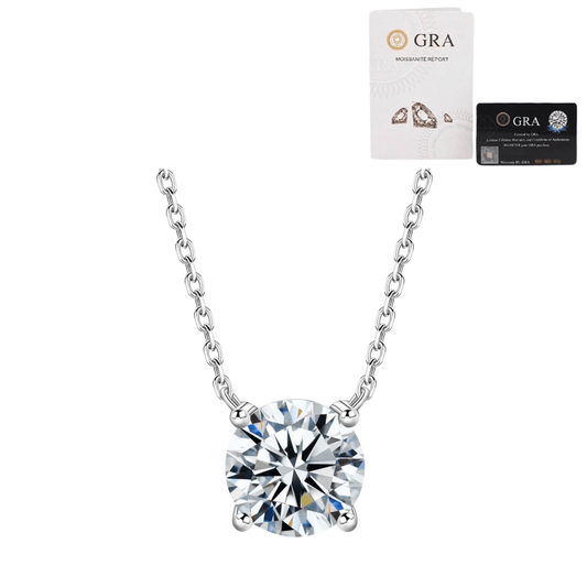 Colar ponto de luz com pedra Moissanite 3 CT em prata 925, vista frontal sobre fundo branco