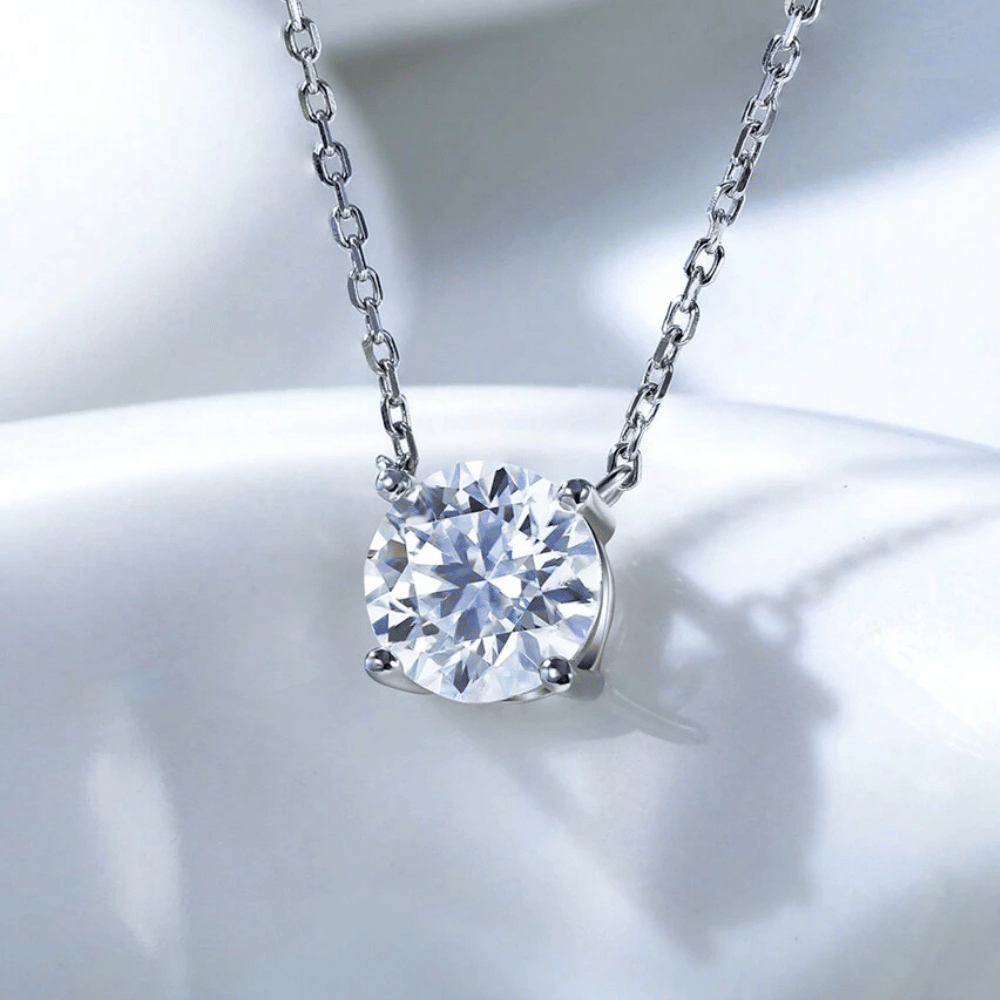Colar ponto de luz com pedra Moissanite 3 CT em prata 925, exposto sobre tecido elegante