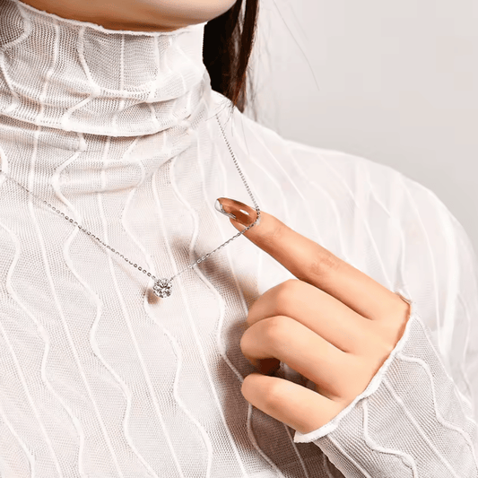 Modelo feminino exibindo colar de moissanite em prata 3 CT 925, estilo refinado