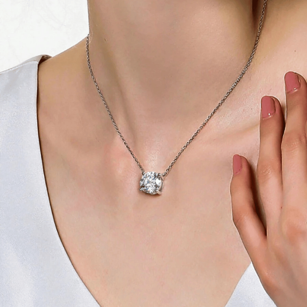 Close-up de modelo usando colar ponto de luz com Moissanite 3 CT em prata 925