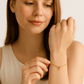 pulseira-dourada-lisa-com-3-pingentes-de-coracao
